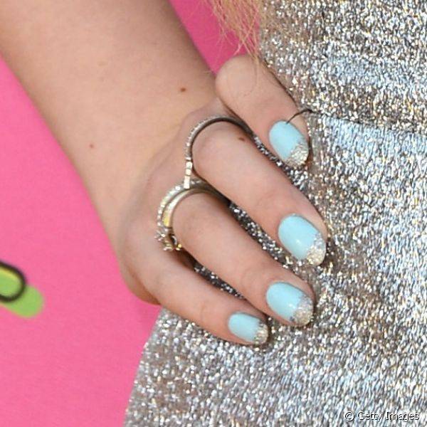 Bella Thorne pintou as unhas de azul claro e diferenciou as pontinhas com glitter prateado para o Kids' Choice Awards 2013